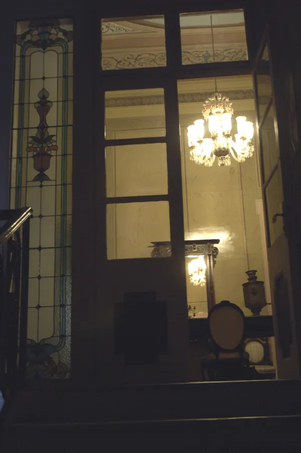 Vitray cam detaylı kapı ve zengin dekorasyonlu iç mekan görünümü