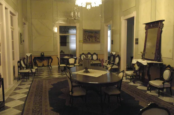 Klasik bir iç mekan, yuvarlak yemek masası ve şık avize ile sıcak bir atmosfer yaratıyor.