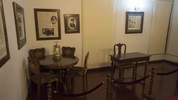 Atatürk Evi Müzesi iç mekanında yuvarlak masa ve tarihî dokümanlar sergileniyor.