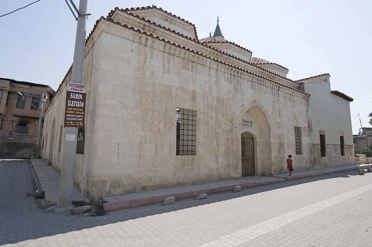 Hasan Ağa Camii'nin dış cephesi - tarih ve mimari güzellik sokaklarla buluşuyor! Hasan Ağa Camii'nin dış cephesi, minaresi ve önündeki çocuk ile taş döşeli sokak