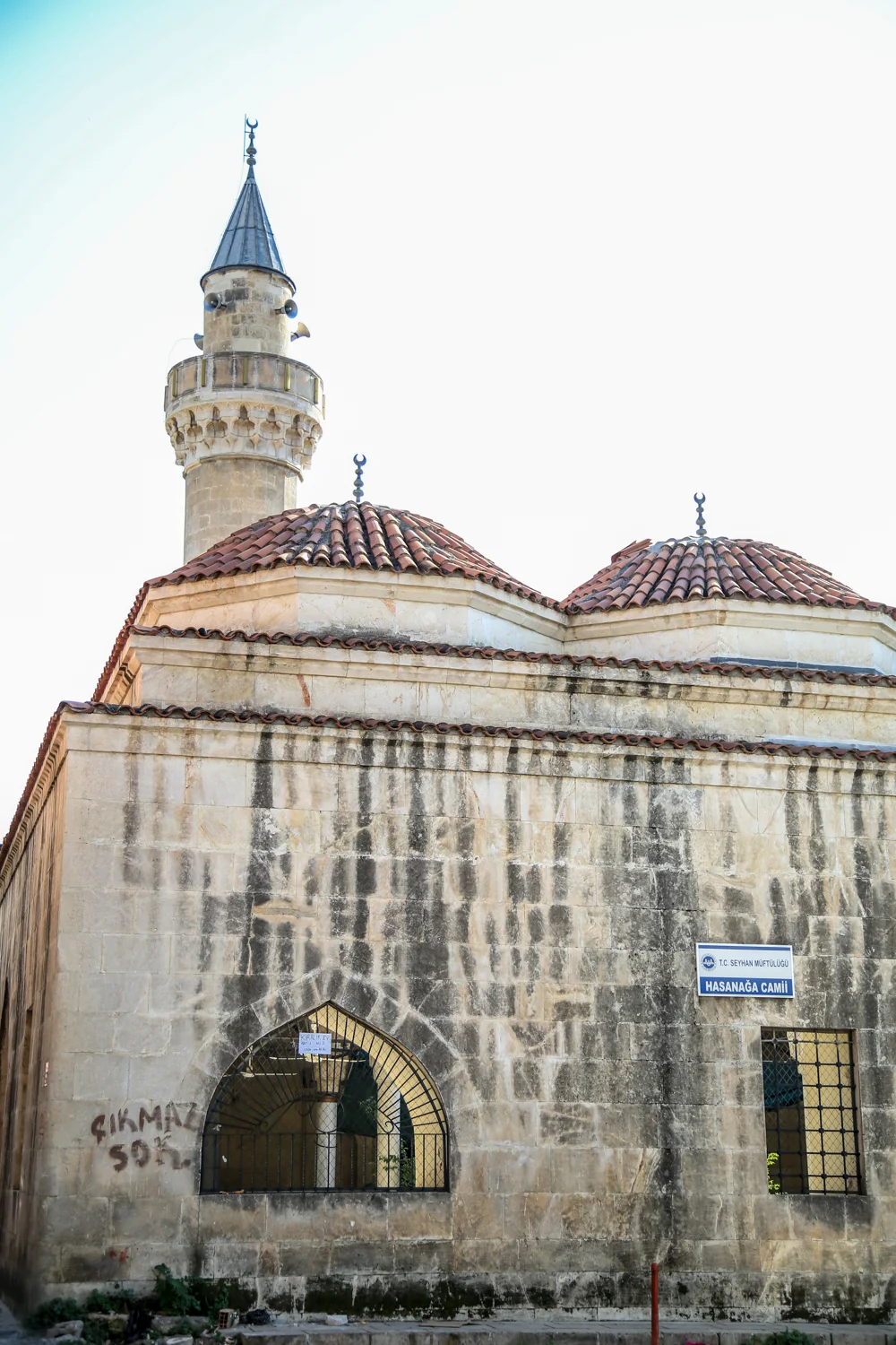 Hasan Ağa Camii'nin kubbeleri ve minaresi: Osmanlı zarafeti! Hasan Ağa Camii'nin dış cephesi, kubbeleri ve minaresi ile dikkat çekiyor.