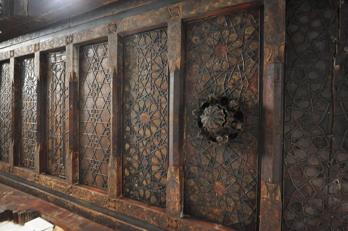 Karmaşık geometrik desenler ve floral motiflerle süslenmiş ahşap duvar paneli