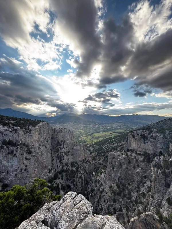 Yüksek kayalıklardan görünen yemyeşil dağlar ve vadiler