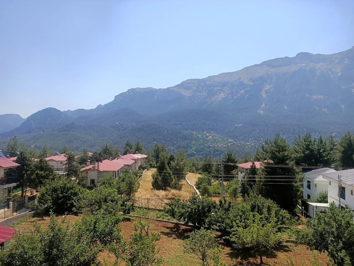 Doğal Güzellikler - Dağlar ve Açık Gökyüzü! Dağlık alanda yer alan huzurlu bir yerleşim, yemyeşil dağlar ve açık gökyüzü ile çevrili.