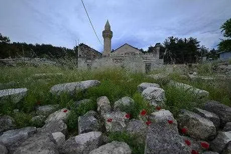 Ala Camii'nin tarihi mimarisi, yaz mevsiminde güneş ışığı altında pırıl pırıl parlıyor.