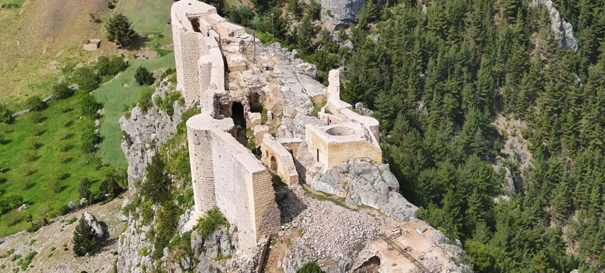 Feke Kalesi, yüksek bir dağın tepesinde tarihi kalıntılarıyla görülüyor.