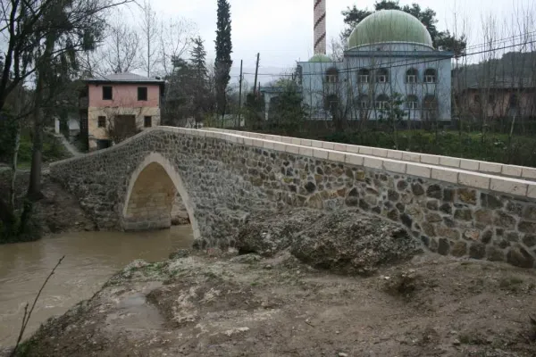 Osmaniye Kadirli'nin Saklı Hazinesi: Gaffarlı Taş Köprü ve Çevresindeki Lezzet Durakları