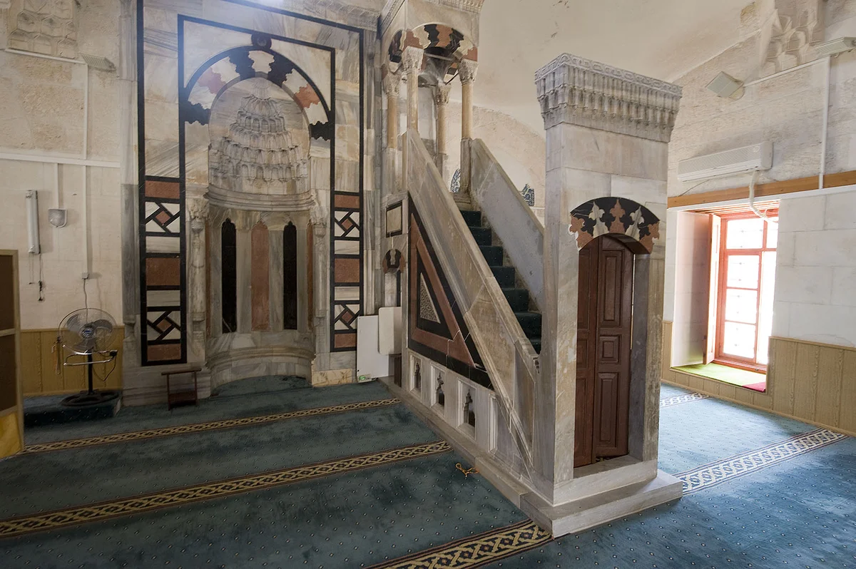 Hasan Ağa Camii'nin iç mekanındaki zarif detaylar! İç mekanında detaylı mermer merdiven ve zarif kapı bulunan cami