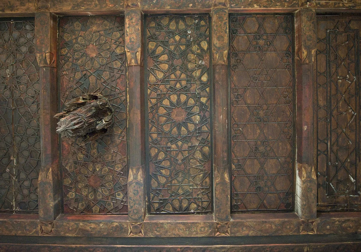 Hasan Ağa Camii'nin ahşap kapısında tarih ve sanat buluşuyor! Tarihî kapıda detaylı ahşap işlemeler ve geometrik desenler yer alıyor.