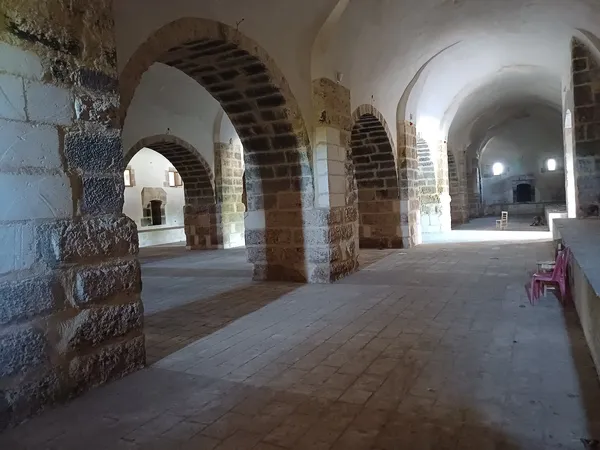 Kurtkulağı Kervansarayı'nın geniş iç mekanında taş duvarlar ve doğal ışık