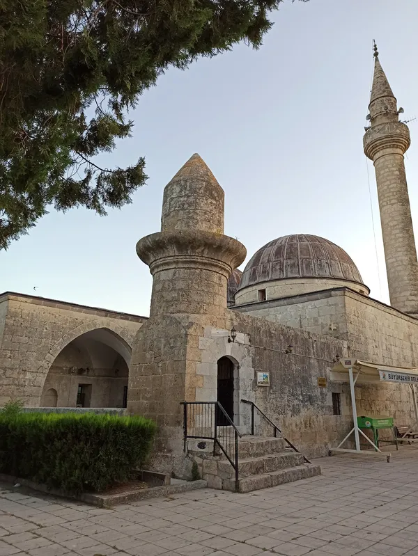 Tarihi cami, geniş avlu, belirgin kubbe ve ince minare ile dikkat çekiyor.