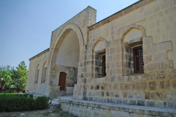 Taş işçiliği ile inşa edilmiş tarihi Kurtkulağı Kervansarayı görünümü.