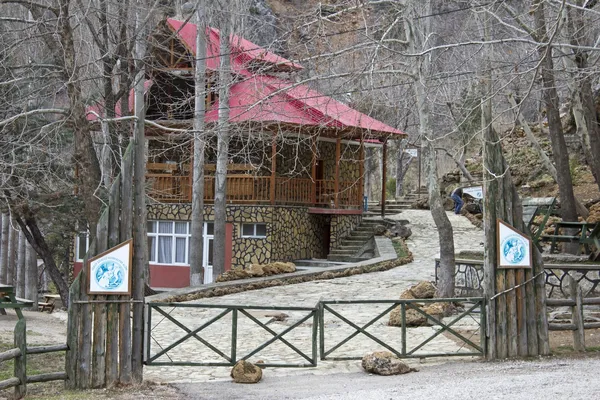 Doğal ortamda, taş kaplama konaklama tesisi ve ahşap veranda.