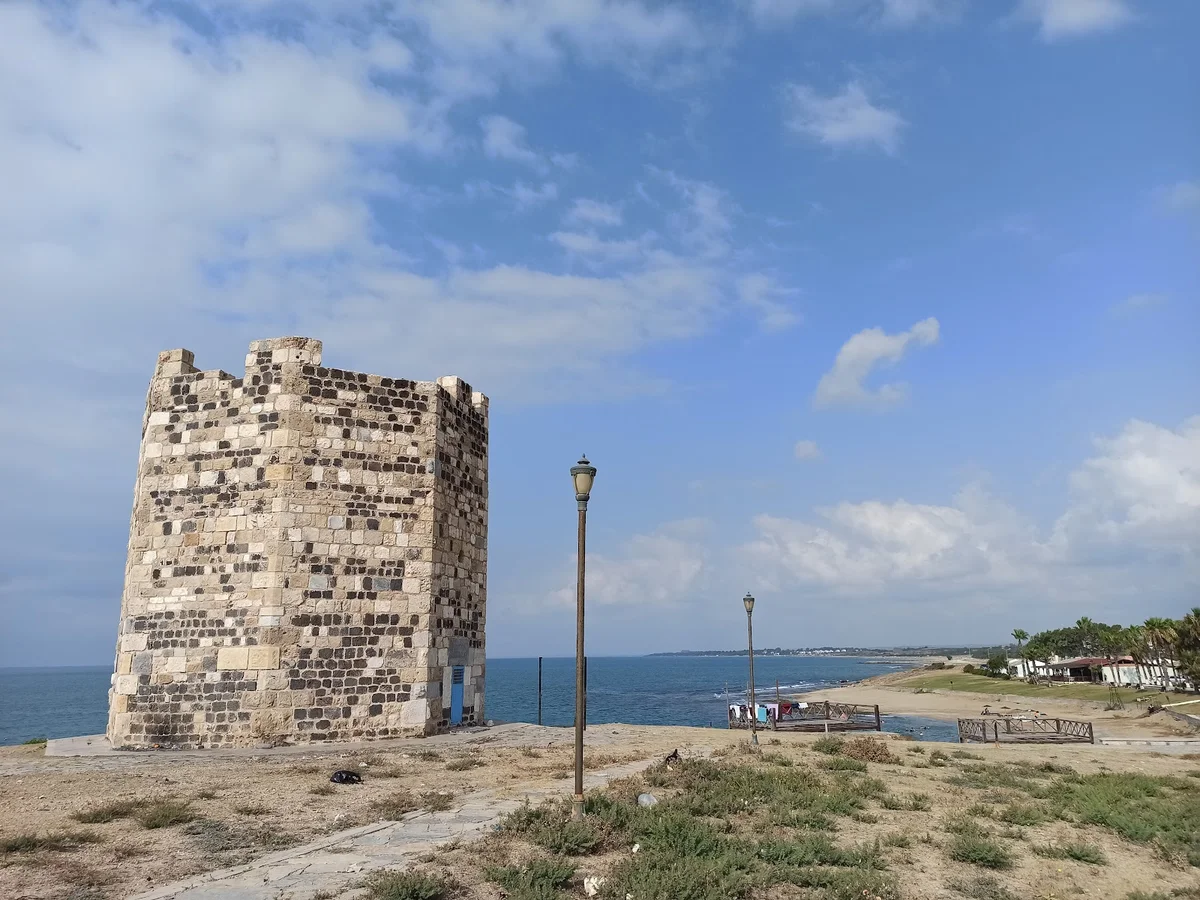 Süleyman Kulesi'nin Gizemi - Tarih ve Doğa Buluşuyor! Deniz kenarında yer alan tarihi Süleyman Kulesi, açık gri ve kahverengi taşlardan inşa edilmiş.