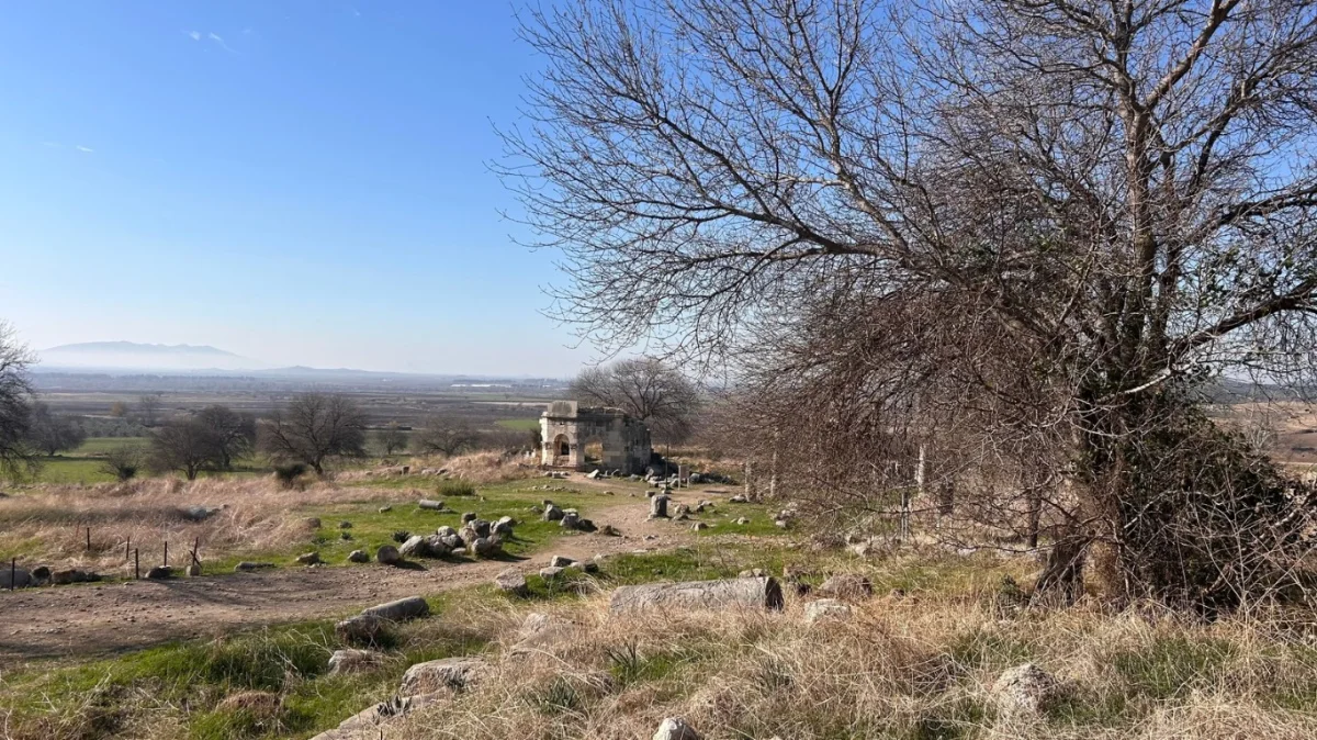 Eski taş kalıntıları ve dağ manzarası ile Kastabala Antik Kenti