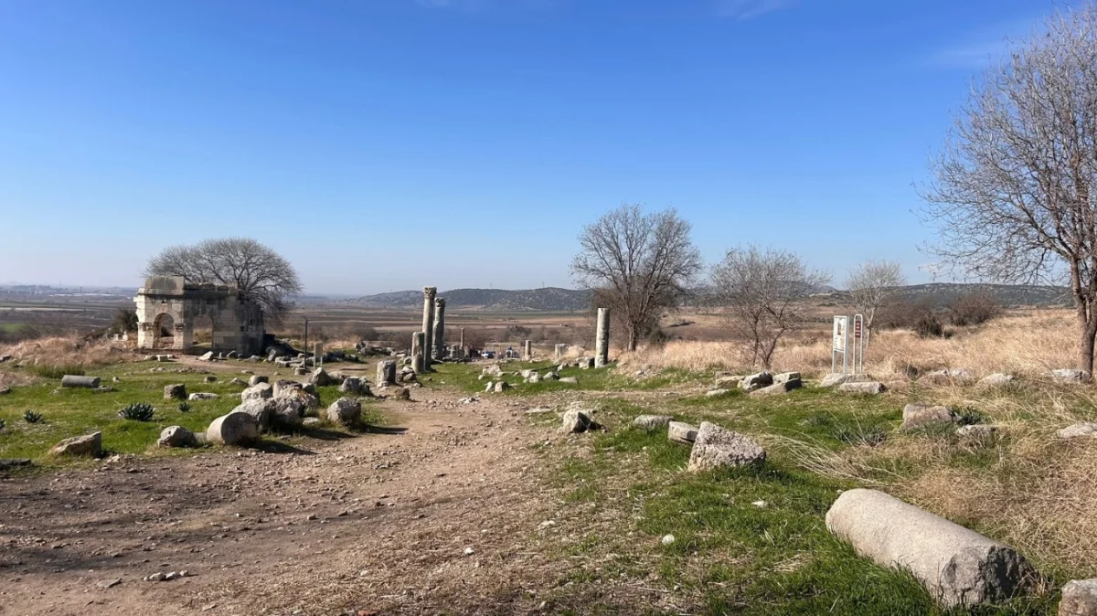 Kastabala'nın Tarihi Kalıntıları - Büyük Taşlar ve Sütunlar Antik kalıntılar, büyük taşlar ve sütunlar ile dolu alan