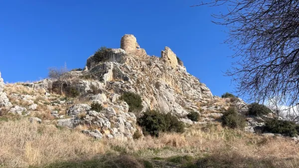 Kayalık tepe üzerindeki Kastabala antik kenti kalıntıları ve büyük kule