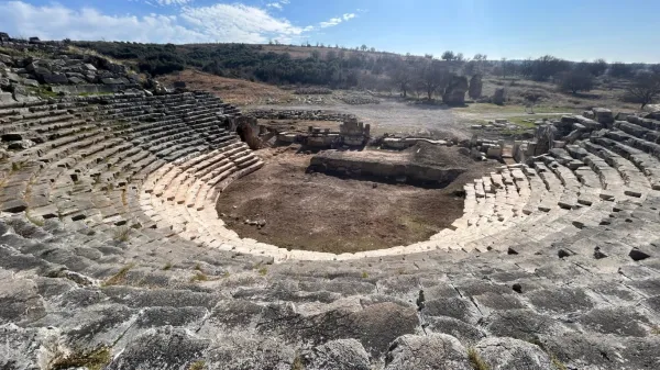 Antik tiyatronun taş oturma sıraları ve çevresindeki doğal manzara