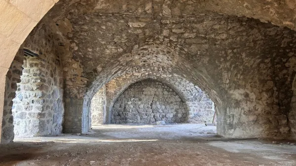 Kemerli tavana sahip taş duvarlarla inşa edilmiş tarihi bir mekan
