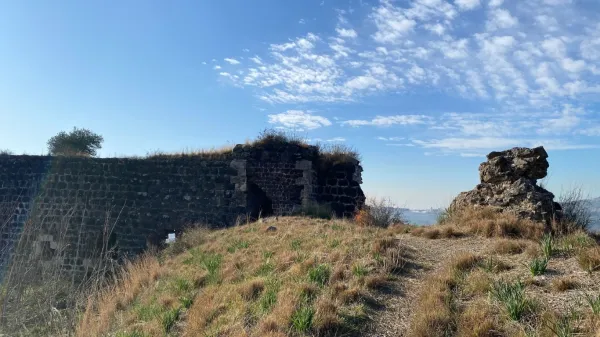 Güneşli günde toprakkale kalesi kalıntıları ve yeşil bitki örtüsü