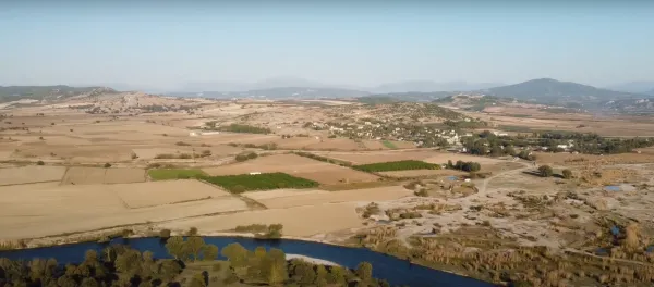 Geniş tarım arazileri, dağlar ve nehir ile çevrili doğal manzara