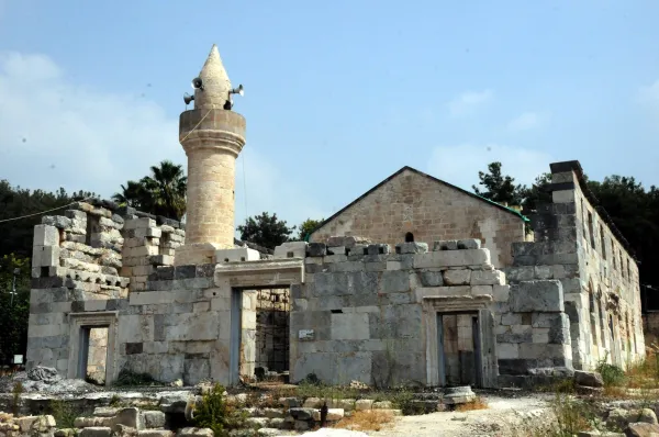 Tarihî Ala Camii kalıntıları, silindirik minaresi ve harabe duvarlarıyla