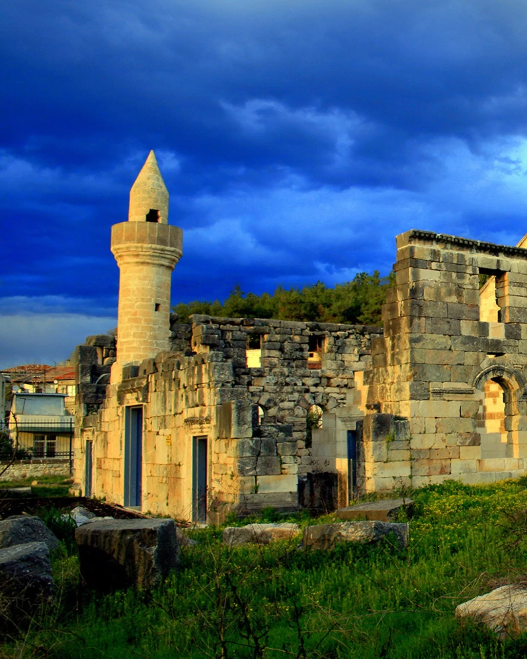 Tarihi Ala Camii kalıntıları yeşil alanlar ve minare ile çevrili