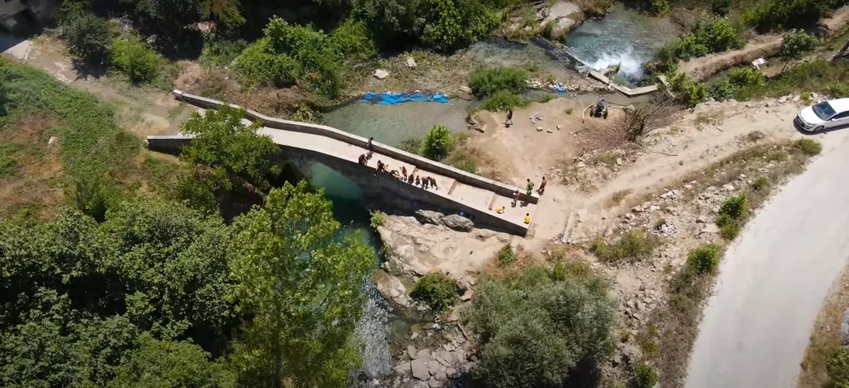 Gaffarlı Taş Köprü - Yazın Yeşil ve Su ile Dansı! İnsanlar ve Doğa Bir Arada! Taş köprü üzerinde insanlar, altında akan su ve yemyeşil bitkiler.