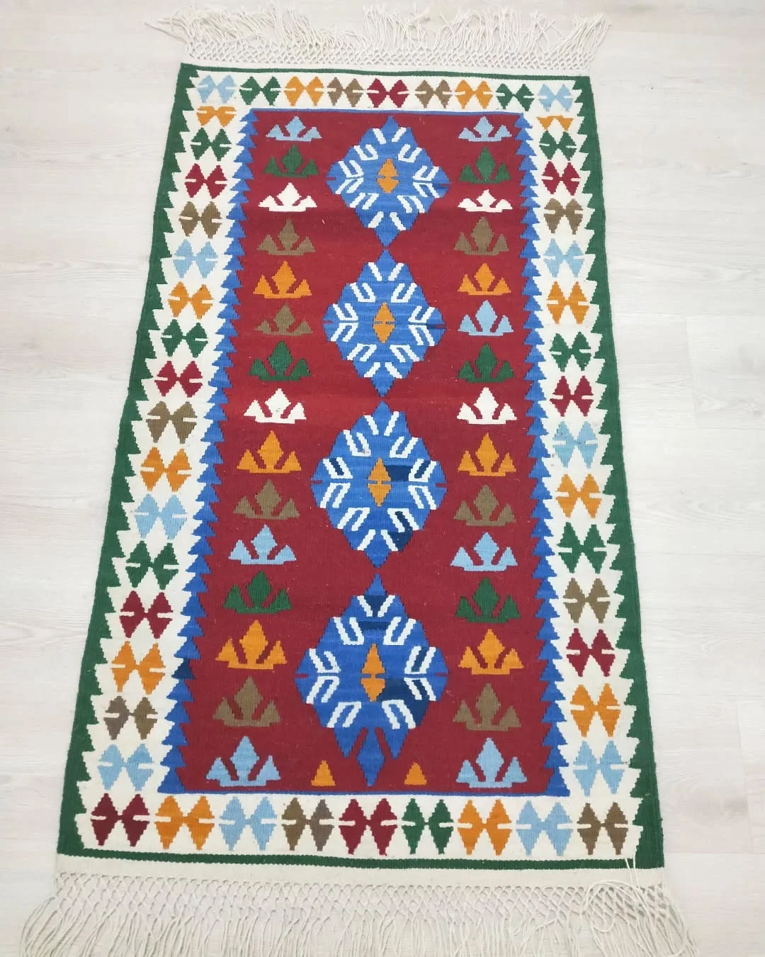 Eşsiz Geleneksel Desenler! Canlı renklerde geometrik motiflerle süslenmiş kilim - Karatepe Kilim Kooperatifi Canlı renklerde geometrik motiflerle süslenmiş geleneksel bir kilim