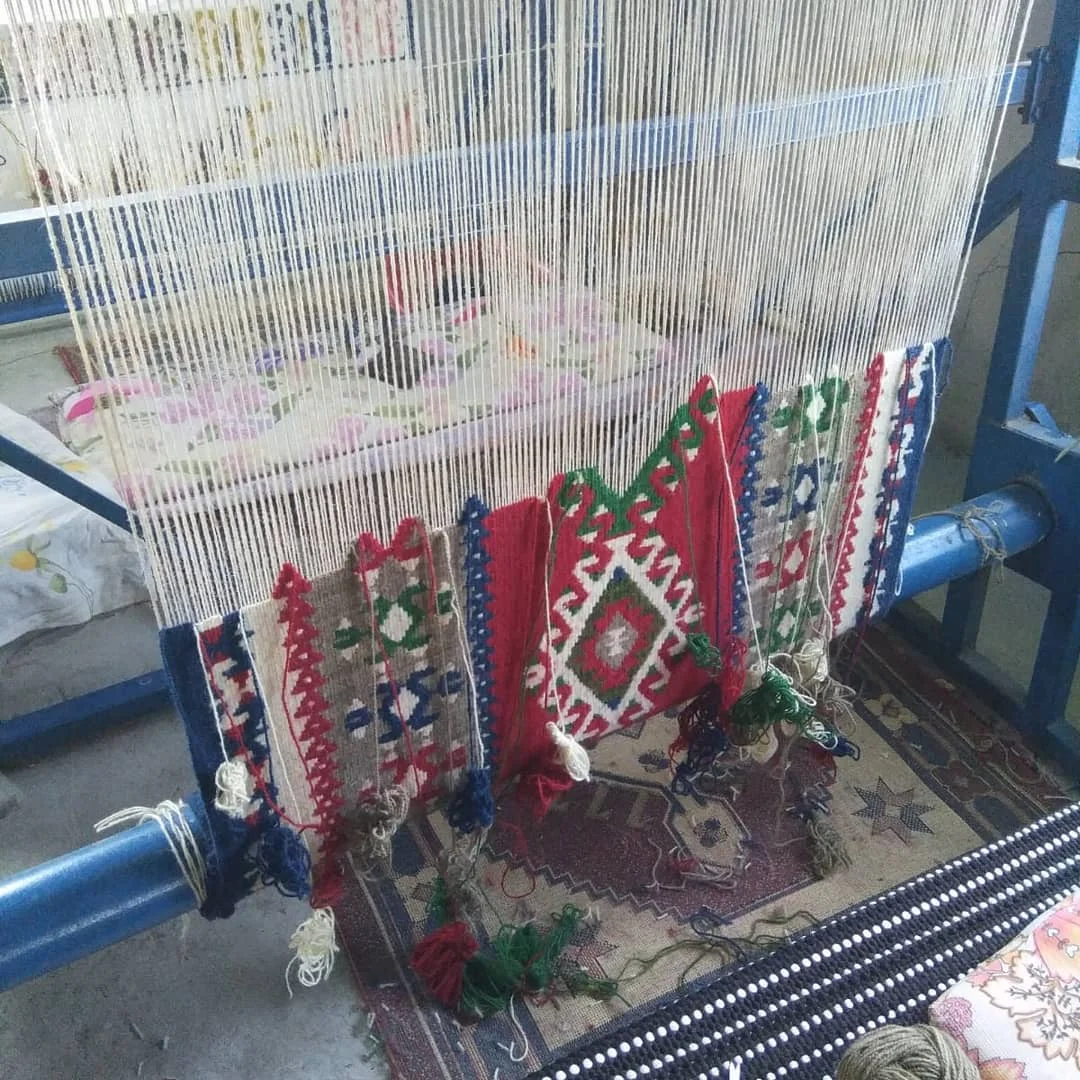Geleneksel Dokuma Sanatı! Renkli iplikler ve halı dokuma süreci - Karatepe Kilim Kooperatifi Geleneksel dokuma tezgahında renkli iplikler ve halı dokuma süreci