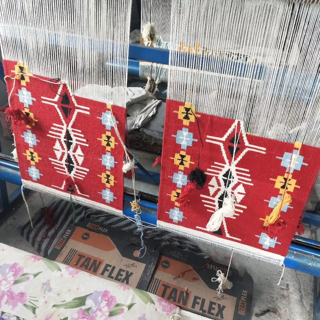 Geleneksel Desenler! Kırmızı ve mavi renkli kilim dokuma süreci - Karatepe Kilim Kooperatifi Dokuma tezgahında canlı kırmızı ve mavi renklerde geleneksel desenlerin işlendiği bir kilim süreci