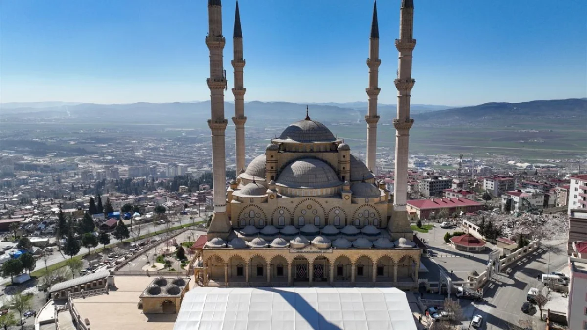 Büyük cami, dört minaresi ve merkezi kubbesiyle dikkat çekiyor.