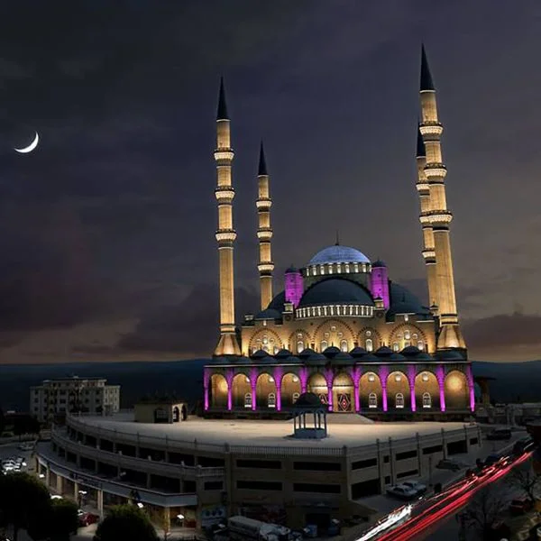 Abdülhamithan Camisi akşam aydınlatmasıyla öne çıkıyor, minareleri ve kubbesi belirgin.