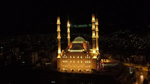 Gece vakti aydınlatılmış Abdülhamithan Camisi, yüksek minareleriyle dikkat çekiyor.