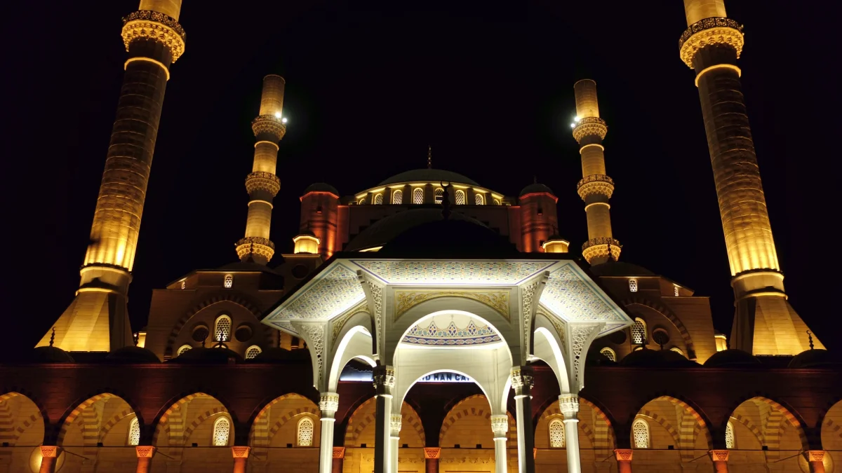 Gece aydınlatmasıyla göz alıcı Abdülhamithan Camisi ve önündeki şık çeşme.