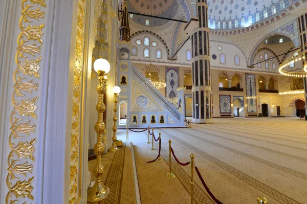 Abdülhamithan Camisi'nin iç mekanı, zarif sütunlar ve detaylı çini süslemeleriyle dikkat çekiyor.