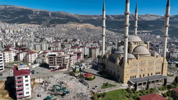 Modern binaların önünde yer alan Abdülhamithan Camisi, dört minaresiyle dikkat çekiyor.