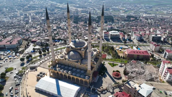 Abdülhamithan Camisi'nin üstten görünümü, dört minaresiyle dikkat çekiyor.