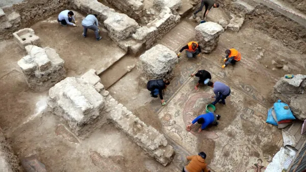 Arkeologlar, Germanicia Antik Kenti'nde mozaiklerle dolu kazı alanında çalışıyor.