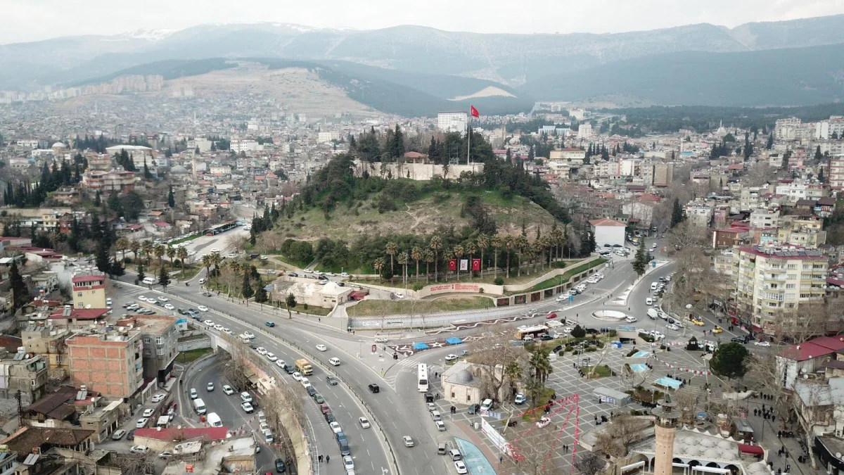 Kahramanmaraş Kalesi'nin Tarihi Güzellikleri - Dalgalanan bayrak ve şehir manzarası! Kahramanmaraş Kalesi'nde dalgalanan bayrak ve şehir manzarası.