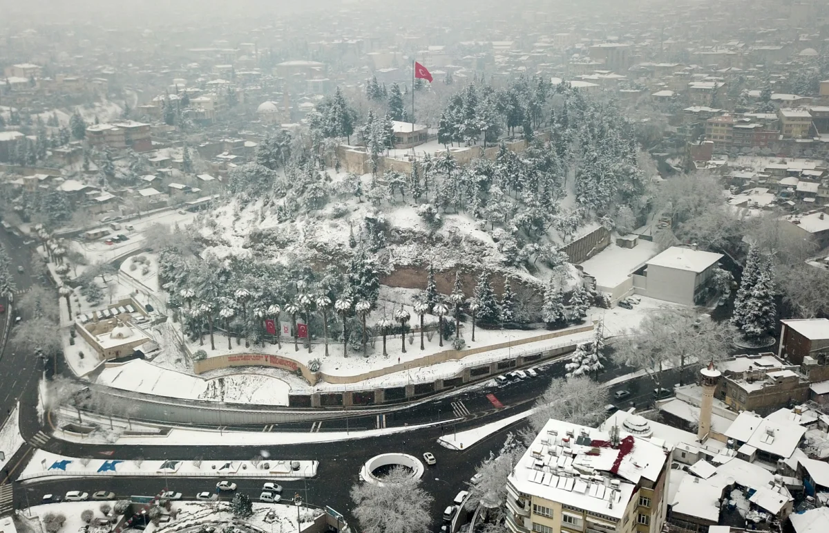 Kahramanmaraş Kalesi'nin Tarihin İzleri - Karla kaplı tepe, Türk bayrağı ve tarihi kale! Karla kaplı tepe üzerinde Türk bayrağı ve tarihi kale görüntüsü.