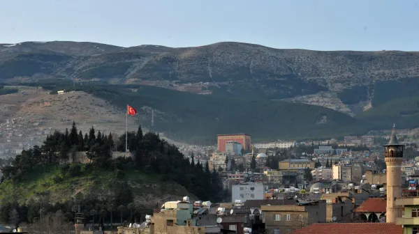 Kahramanmaraş kalesi ile çevresindeki şehir manzarası, yeşil alanlar ve dağlar