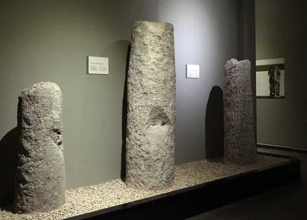 Müzede sergilenen üç büyük taş sütun, antik yazıtlarla dolu.
