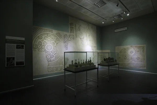 Kahramanmaraş Arkeoloji Müzesi'nde sergilenen mozaikler ve seramik nesneler