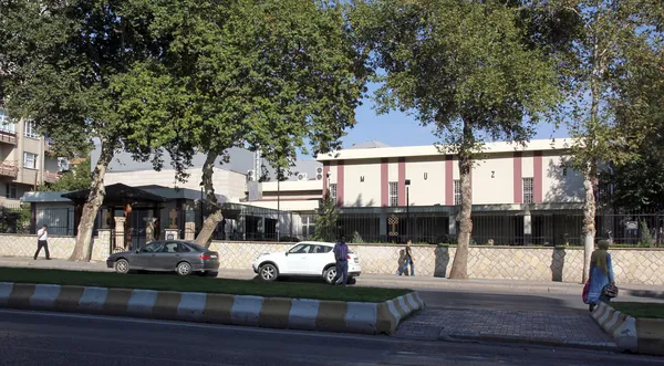 Kahramanmaraş Arkeoloji Müzesi, modern mimarisi ve yeşil atmosferiyle dikkat çekiyor.