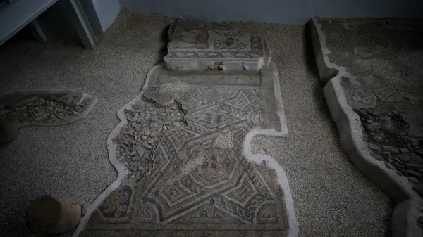 Antik mozaik kalıntıları, büyüleyici desenler ve renklerle dolu.