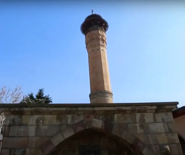 Kahramanmaraş Ulu Cami'nin yüksek minaresi ve taş yapısı