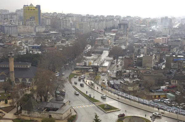 Kahramanmaraş'ta geniş bir caddede, Ulu Camii ve modern binalar görünmekte.