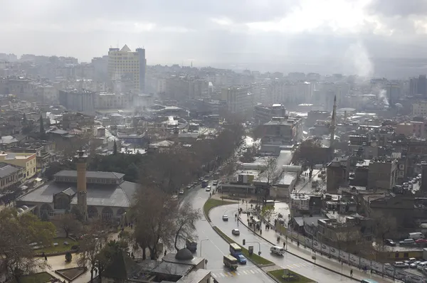 Kahramanmaraş Ulu Cami'nin panoramik görünümü, modern ve geleneksel yapılarla dolu bir şehir manzarası.