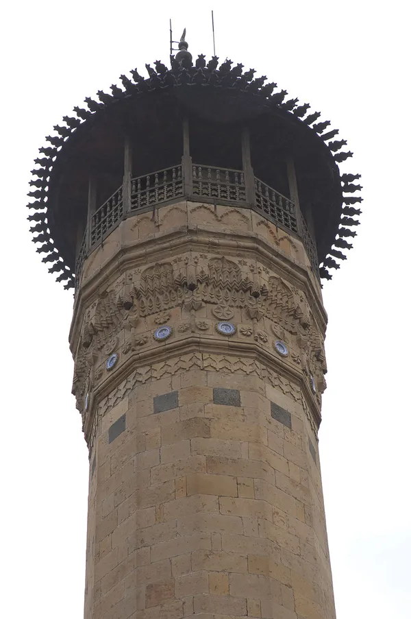 Kahramanmaraş Ulu Camii'nin yüksek minaresi ve mimari detayları bulutlu hava altında.